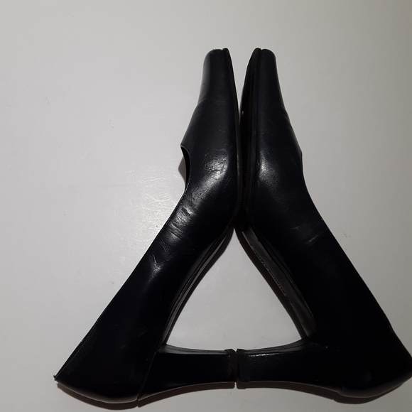 Etienne Aigner navy blue square toe pump - Picture 3 of 8